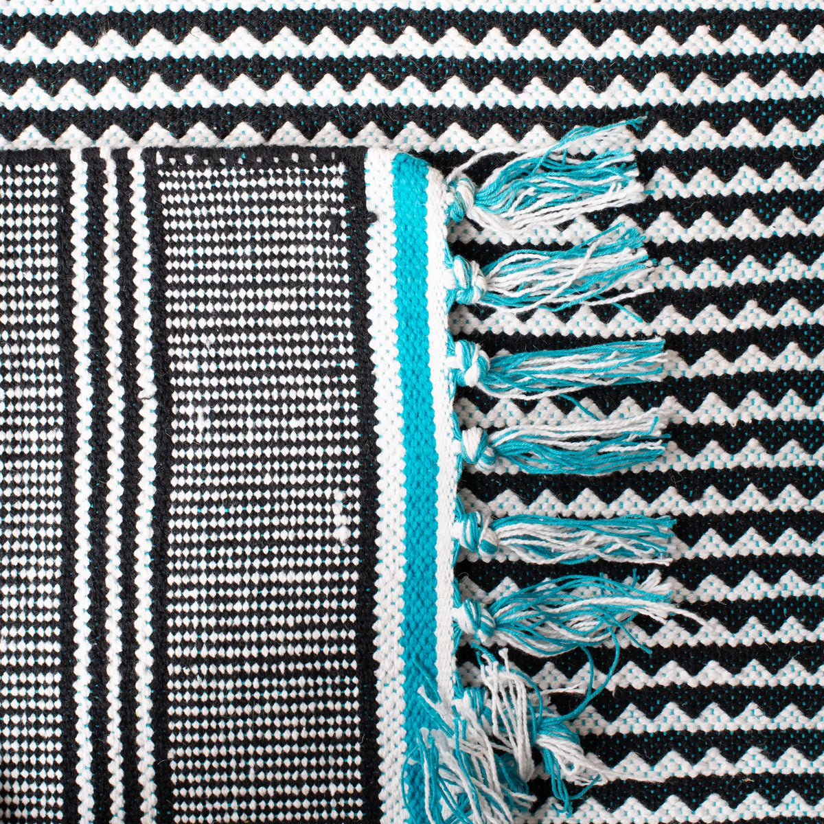 Safavieh Montauk 5'-0" x 8'-0" Rug in Turquoise / Multi