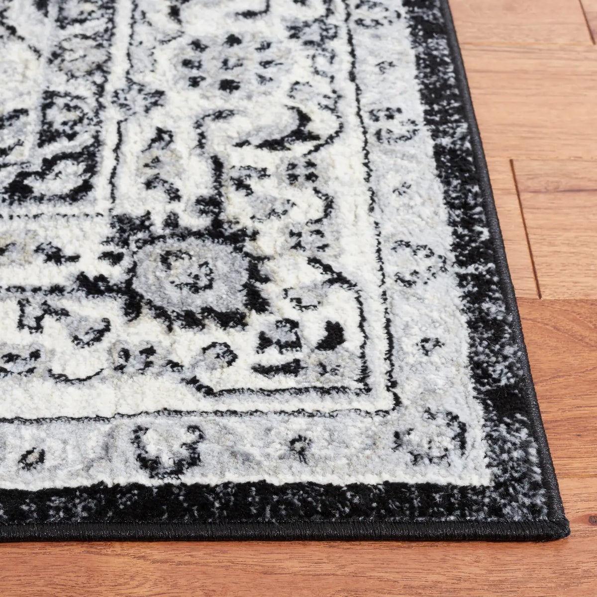 Safavieh Brentwood 4'-0" x 6'-0" Rug in Ivory / Black