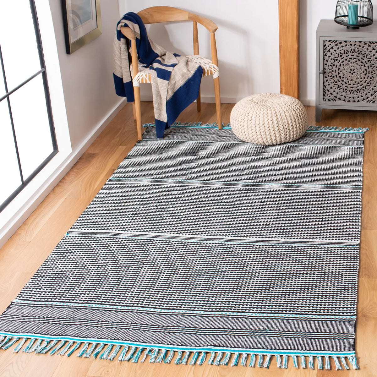 Safavieh Montauk 5'-0" x 8'-0" Rug in Turquoise / Multi