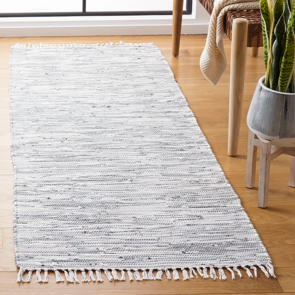 Safavieh Montauk 2'-3" x 11'-7" Rug in Silver
