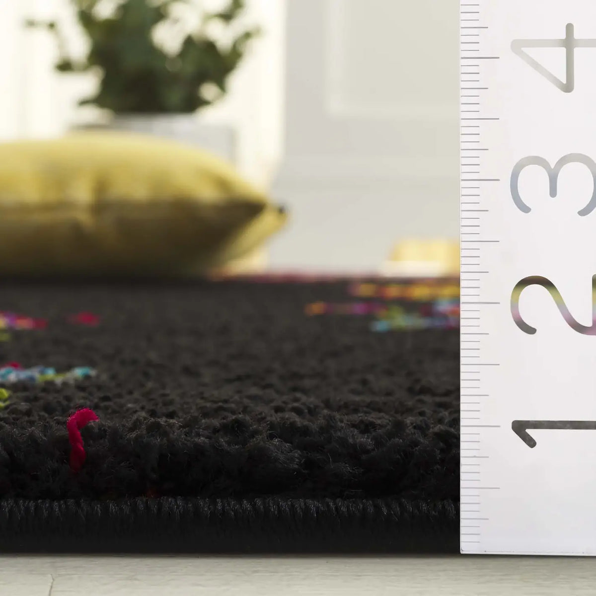 Safavieh Fiesta Shag 4'-0" x 6'-0" Rug in Black / Yellow