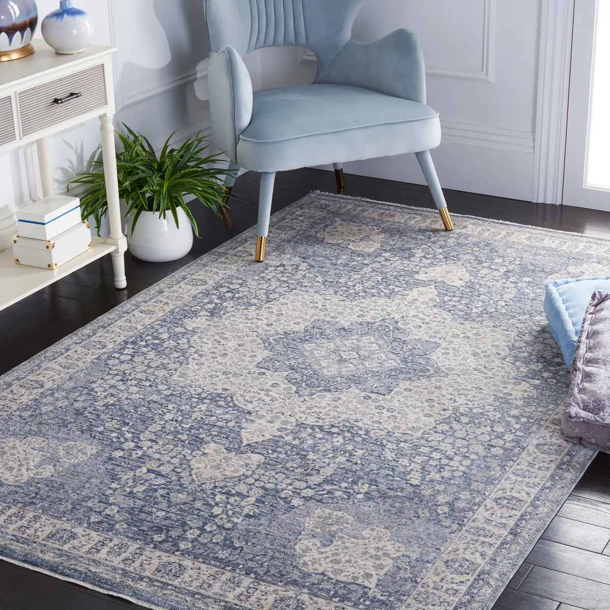Safavieh Winston 4'-0" x 6'-0" Rug in Blue / Creme