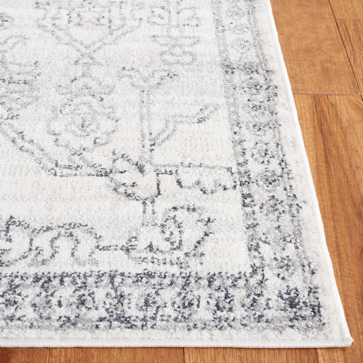 Safavieh Layla 4'-5" x 6'-5" Rug in Ivory Grey / Charcoal