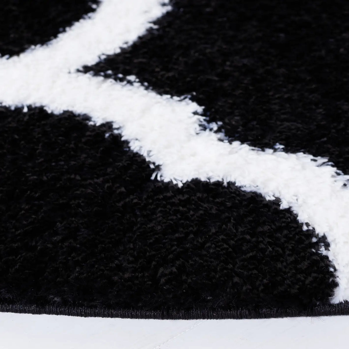 Safavieh Tahoe Shag 6'-7" x 6'-7" Rug in Black / White