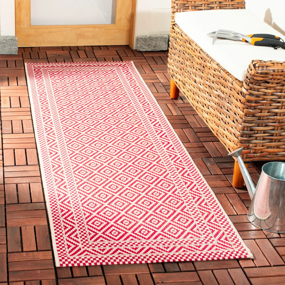 Safavieh Courtyard 2'-3" x 6'-7" Rug in Beige / Red