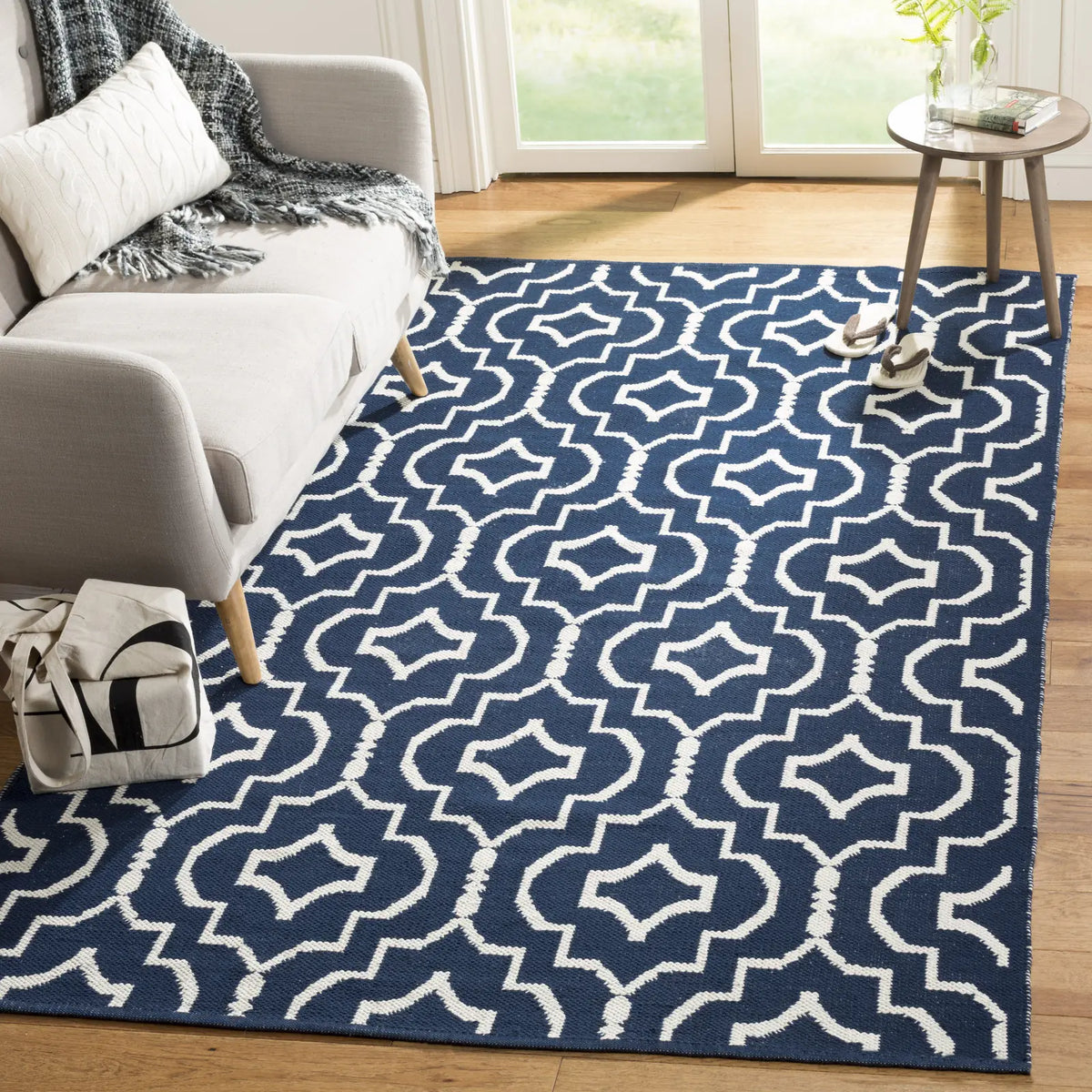 Safavieh Montauk 4'-0" x 6'-0" Rug in Navy / Ivory