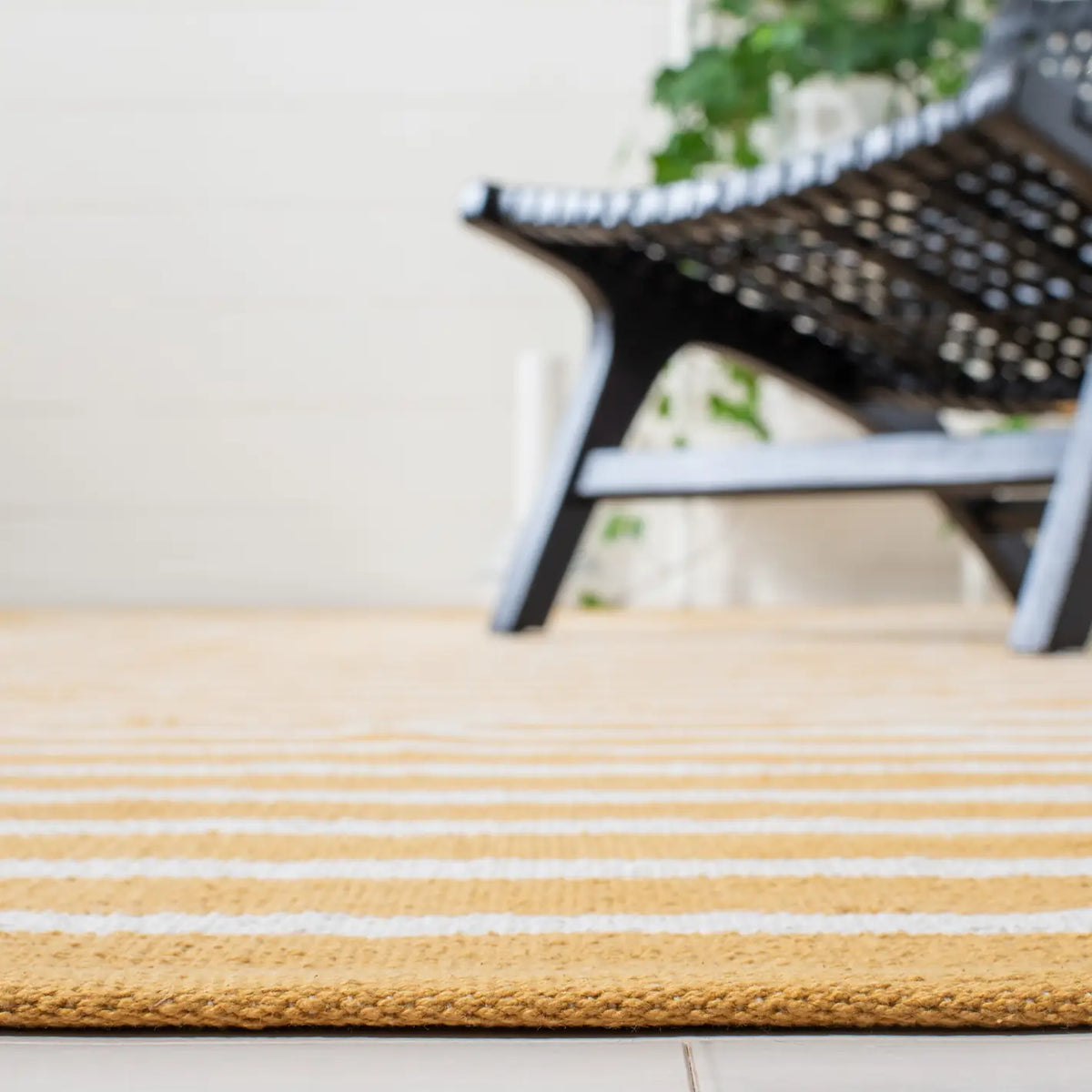 Safavieh Montauk 4'-0" x 6'-0" Rug in Gold / Ivory
