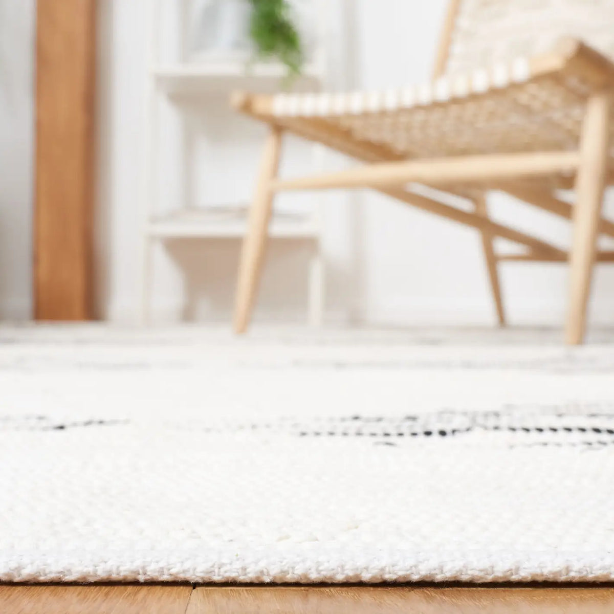 Safavieh Kilim 4'-0" x 6'-0" Rug in Navy / Ivory