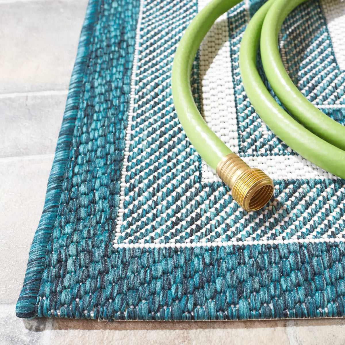Safavieh Courtyard 4'-0" x 5'-7" Rug in Ivory / Teal