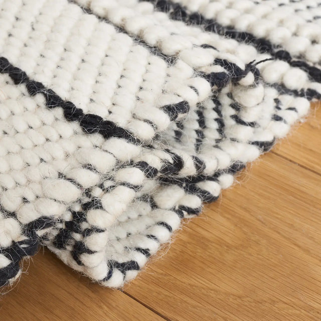 Safavieh Natura 4'-0" x 6'-0" Rug in Black / Ivory