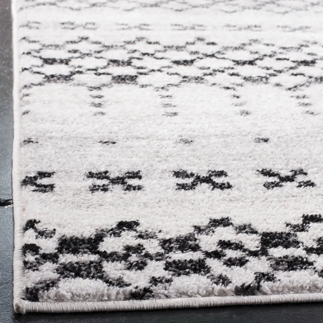 Safavieh Adirondack 4'-0" x 6'-0" Rug in Grey / Ivory