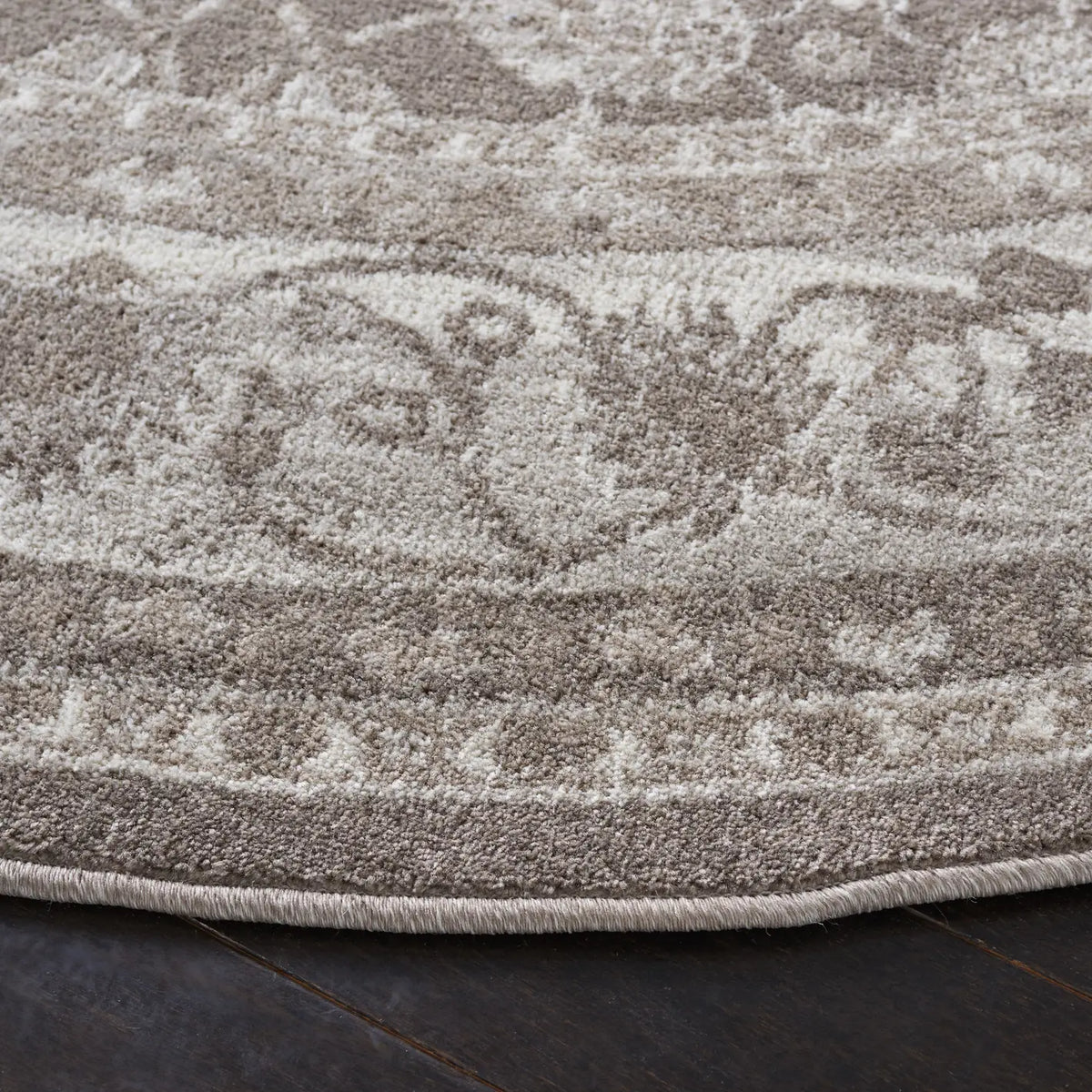 Safavieh Sofia 6'-7" x 6'-7" Rug in Tan / Beige