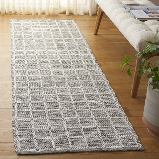 Safavieh Montauk 2'-3" x 8'-0" Rug in Green / Ivory