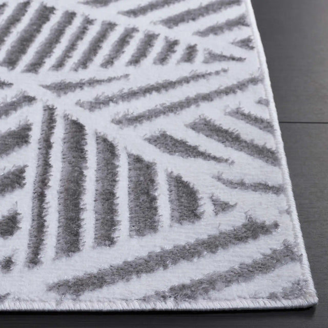 Safavieh Maya 4'-0" x 6'-0" Rug in Ivory / Grey