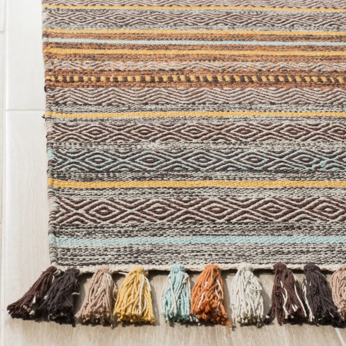 Safavieh Montauk 5'-0" x 8'-0" Rug in Turquoise / Brown