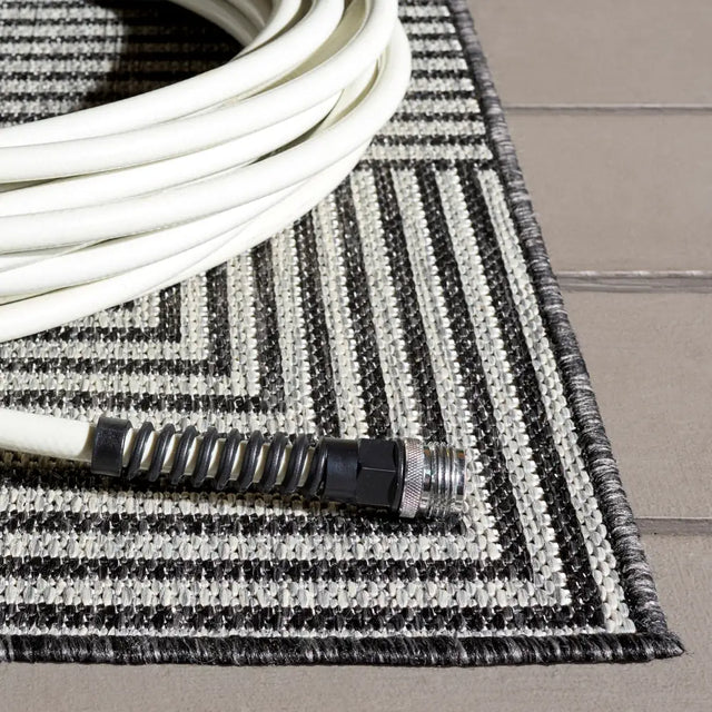 Safavieh Beach House 5'-3" x 7'-6" Rug in Black / Grey