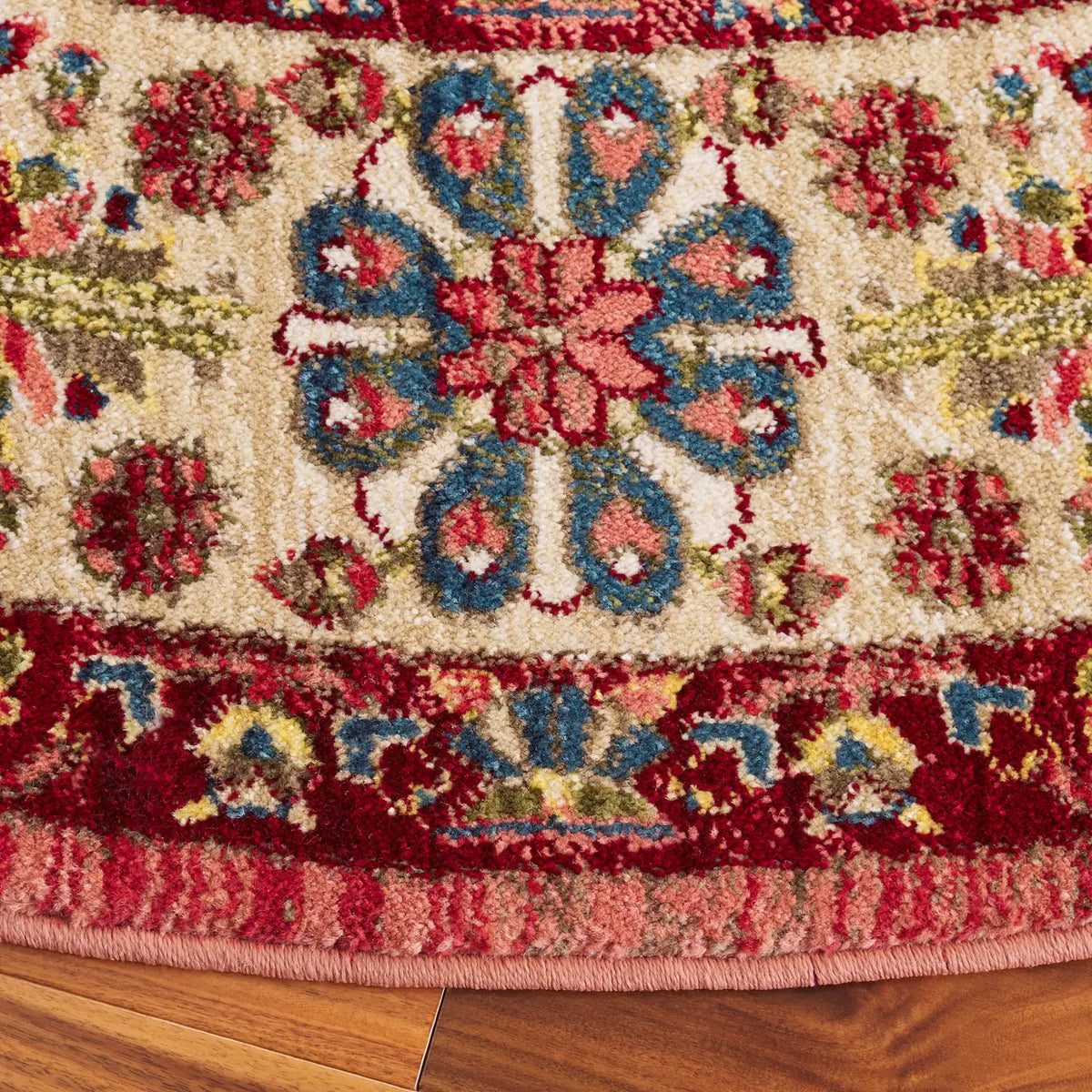 Safavieh Kashan 5'-1" x 5'-1" Rug in Red / Ivory