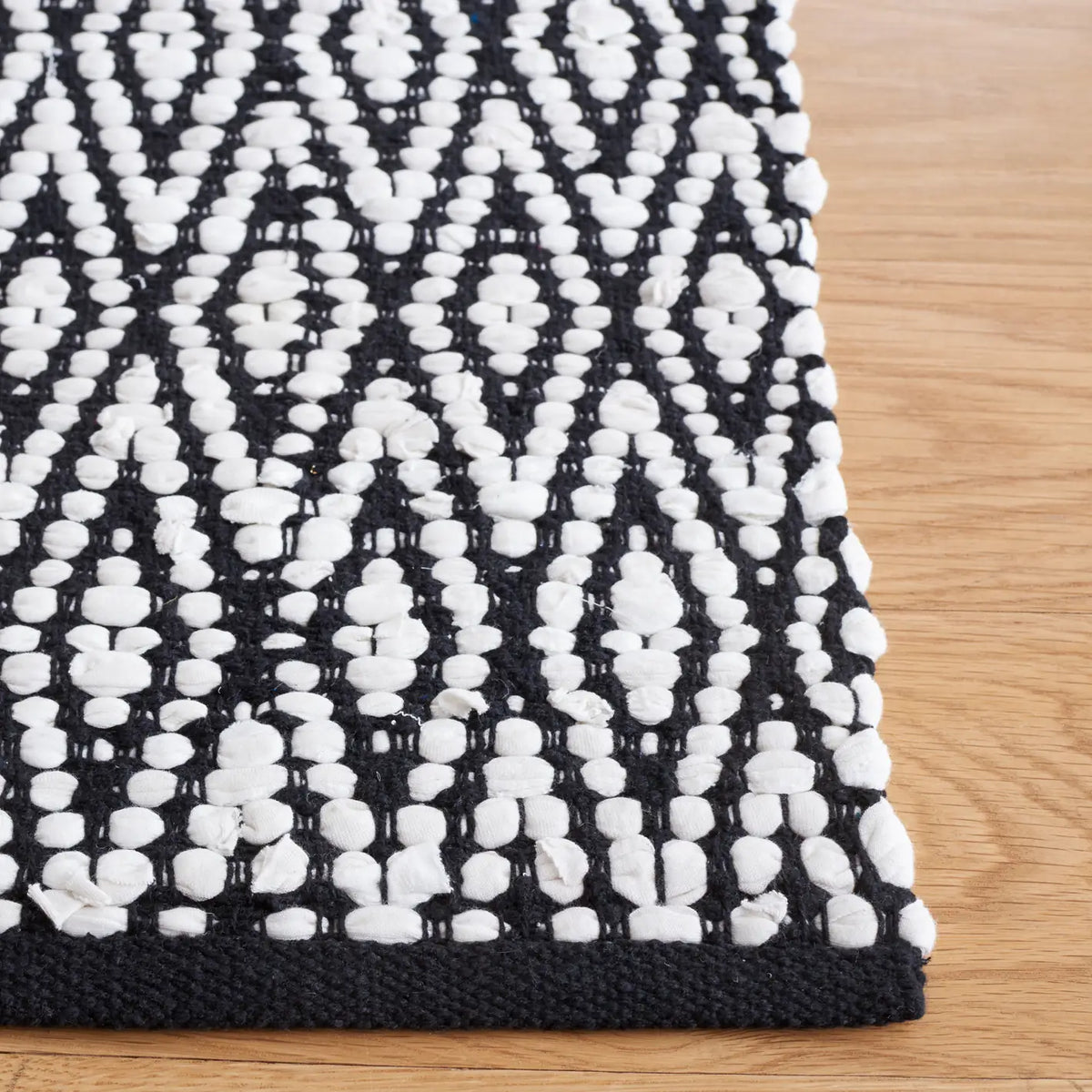 Safavieh Montauk 4'-0" x 6'-0" Rug in Ivory / Black