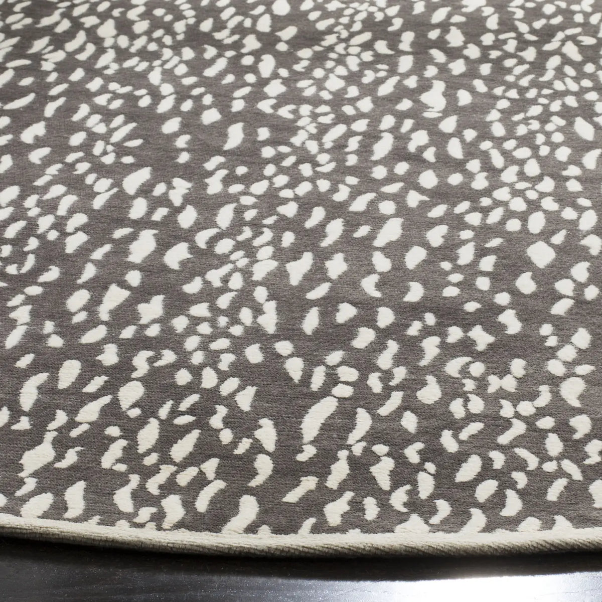 Safavieh Marbella 6'-0" x 6'-0" Rug in Dark Grey / Ivory