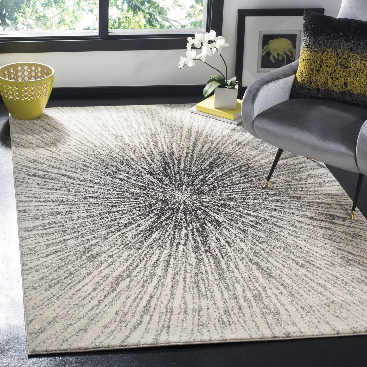 Safavieh Evoke 4'-0" x 6'-0" Rug in Black / Ivory