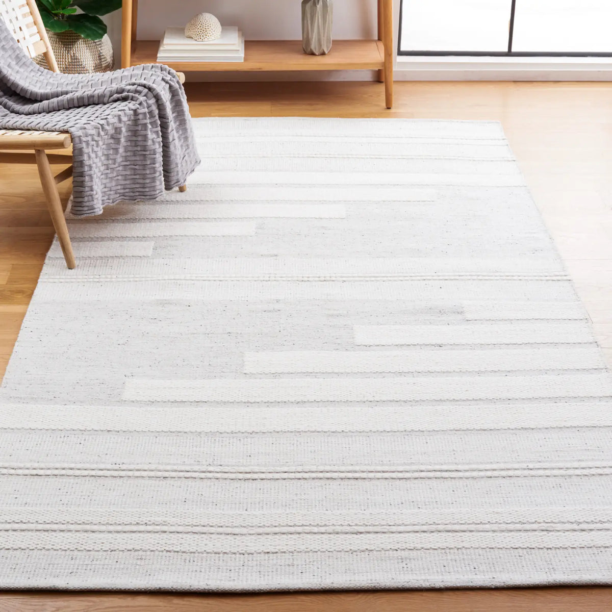 Safavieh Kilim 4'-0" x 6'-0" Rug in Ivory / Light Grey