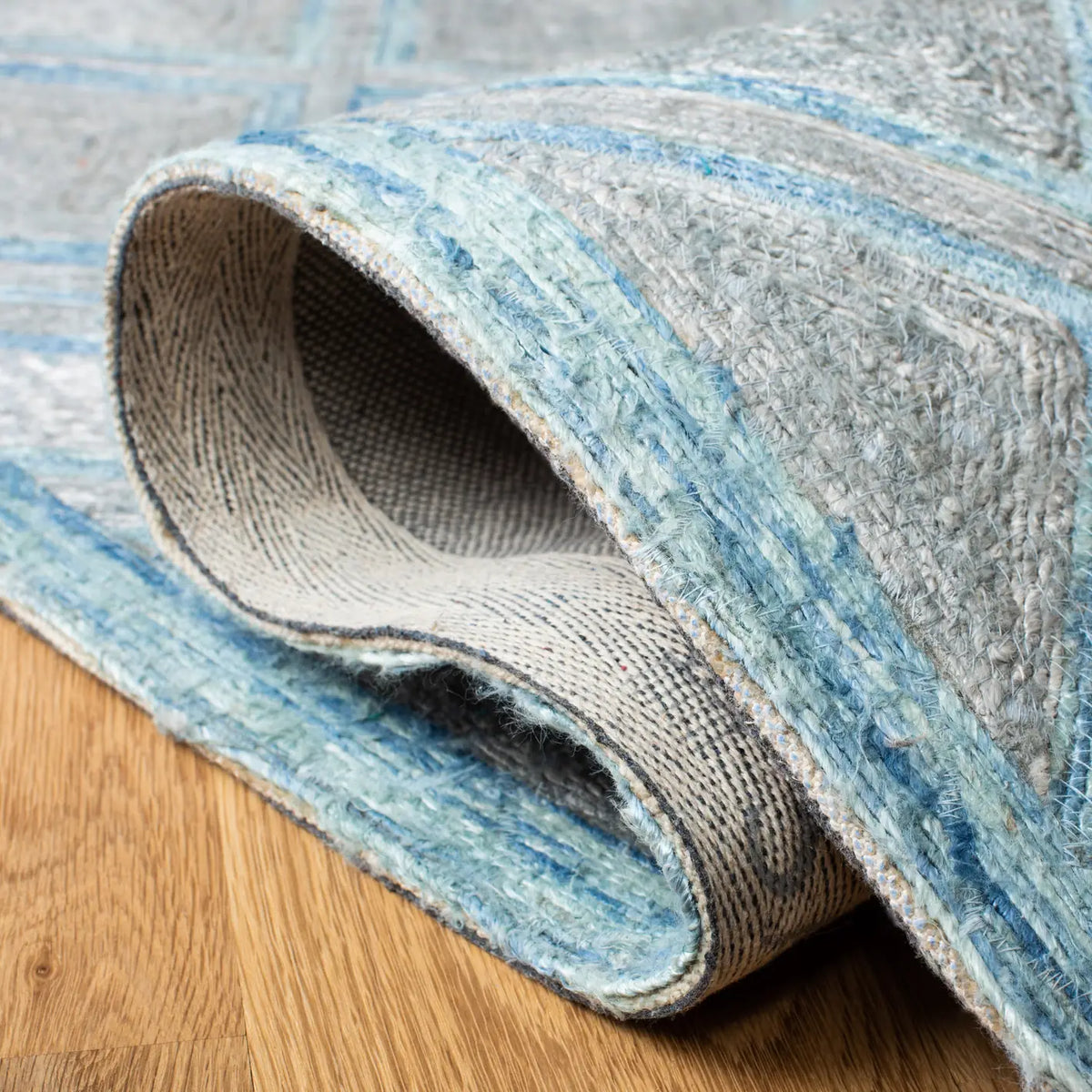 Safavieh Sahara 4'-0" x 6'-0" Rug in Grey / Aqua