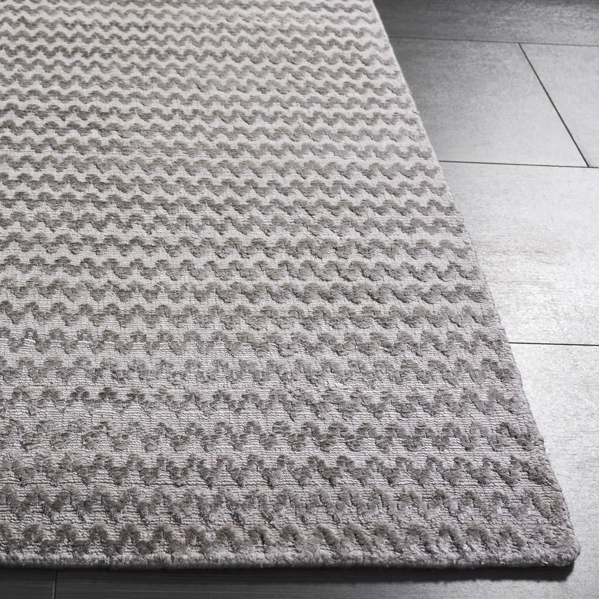 Safavieh Mirage 6'-0" x 9'-0" Rug in Graphite