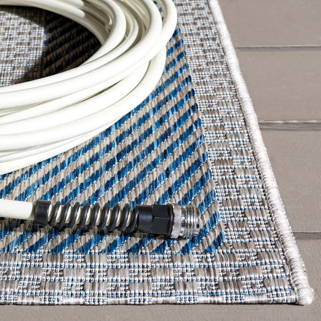 Safavieh Courtyard 5'-3" x 7'-7" Rug in Grey / Navy