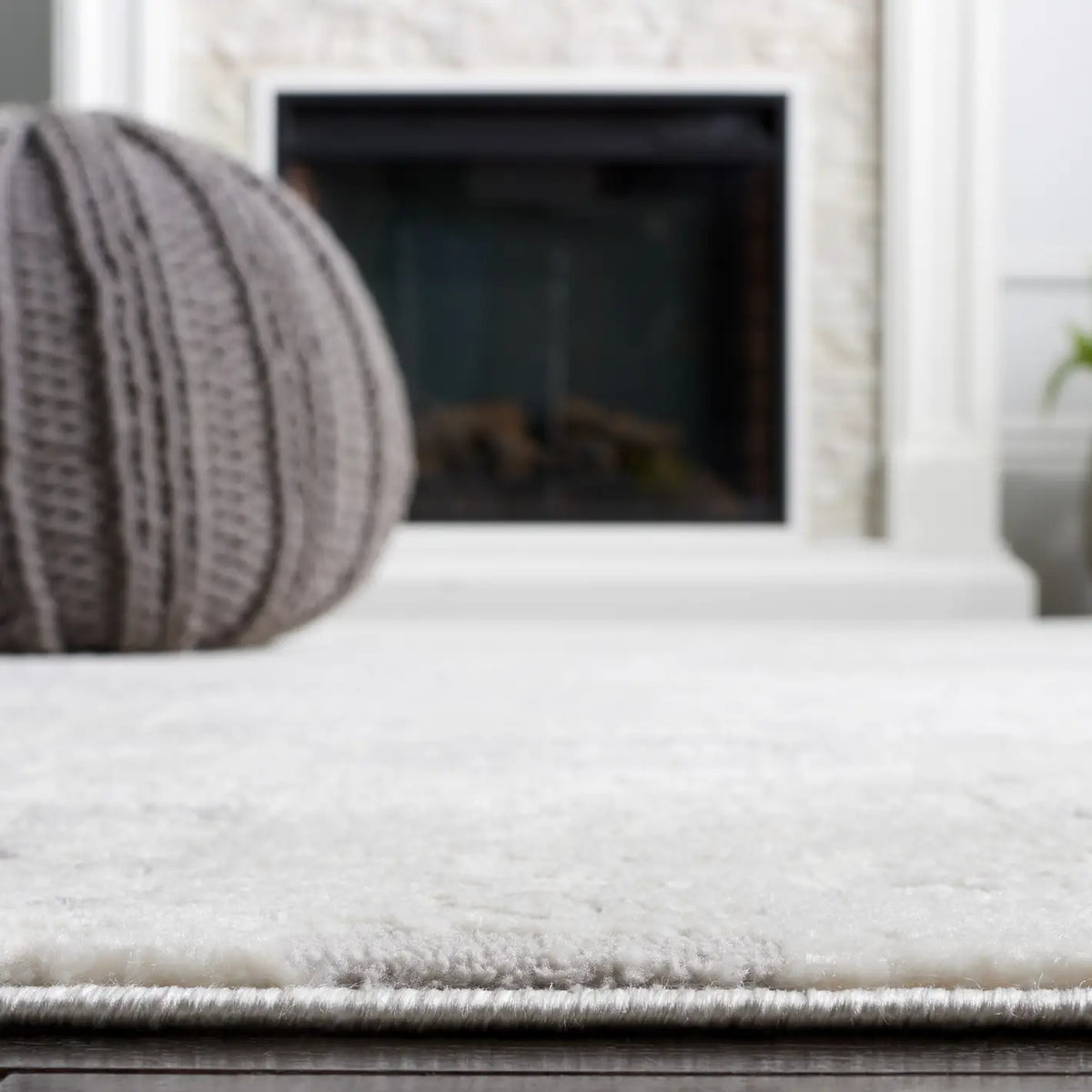Safavieh Hanna 4'-0" x 6'-0" Rug in Ivory / Light Grey