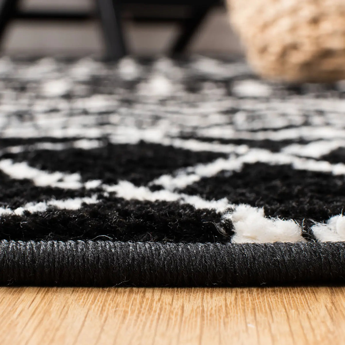 Safavieh Tulum 4'-0" x 6'-0" Rug in Black / Ivory