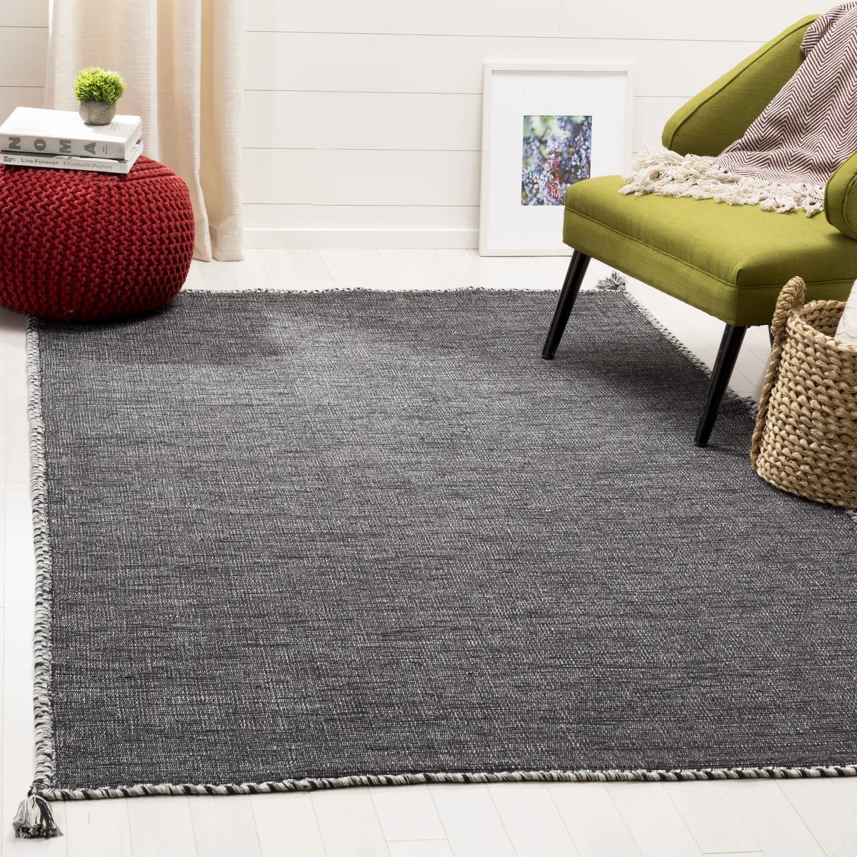 Safavieh Montauk 4'-0" x 6'-0" Rug in Grey / Black