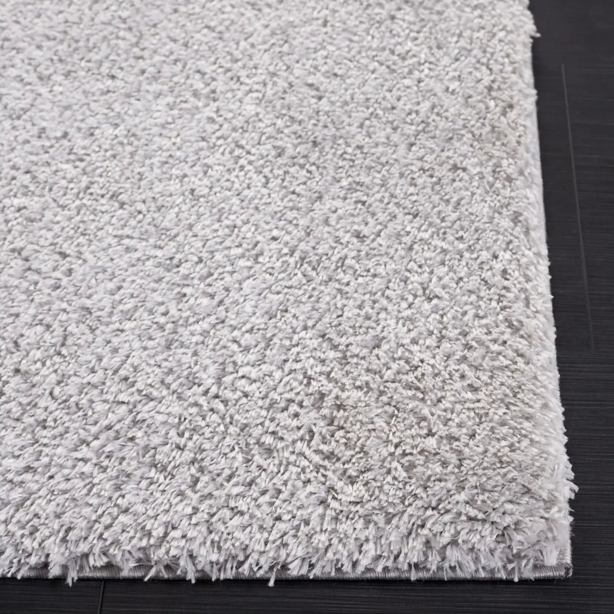 Safavieh Tahoe Shag 4'-0" x 6'-0" Rug in Light Grey