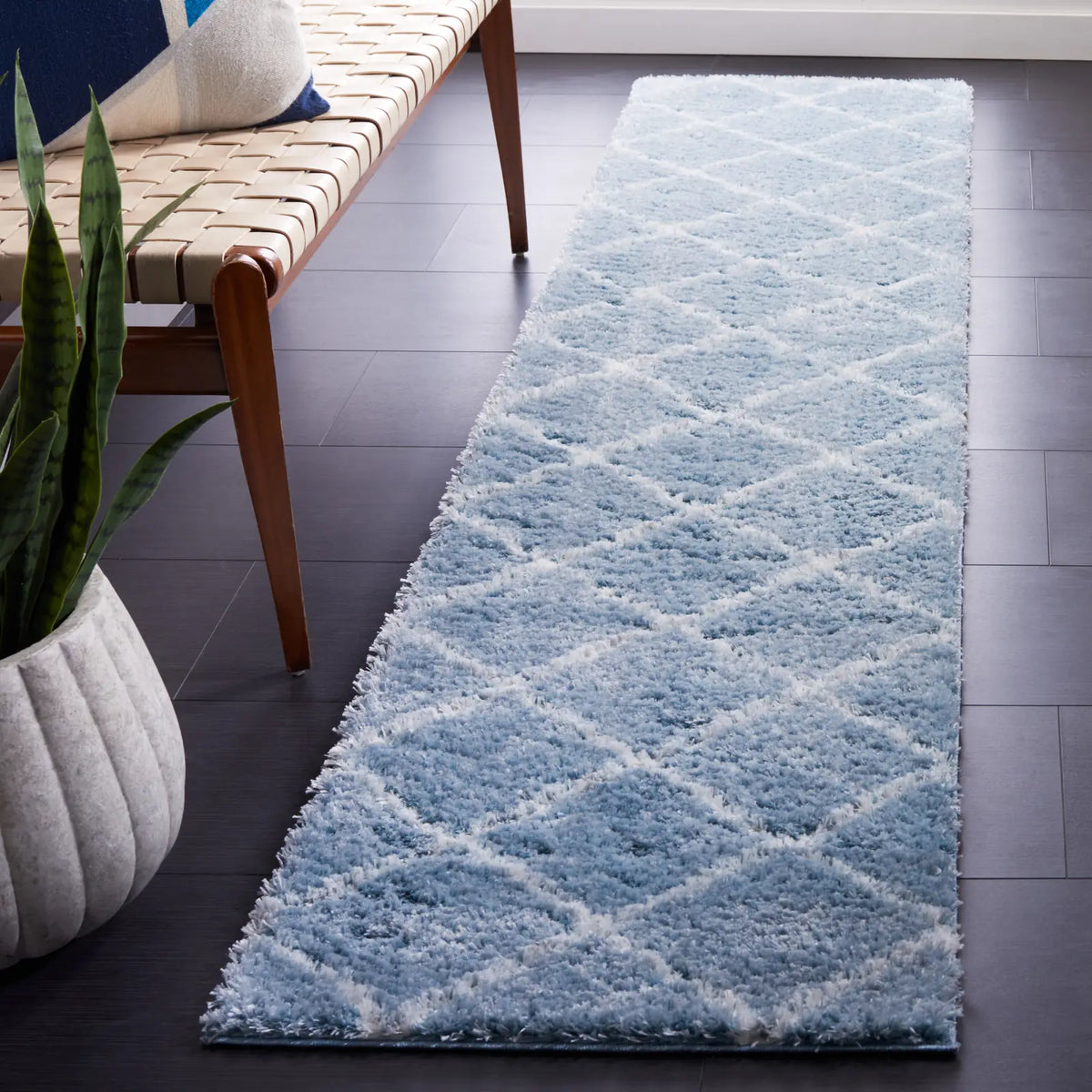 Safavieh Tahoe Shag 2'-0" x 9'-0" Rug in Blue / White