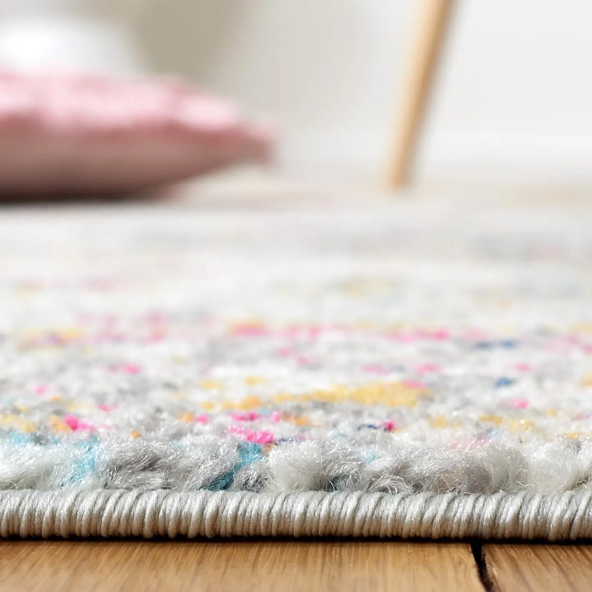 Safavieh Madison 4'-0" x 6'-0" Rug in Grey / Gold