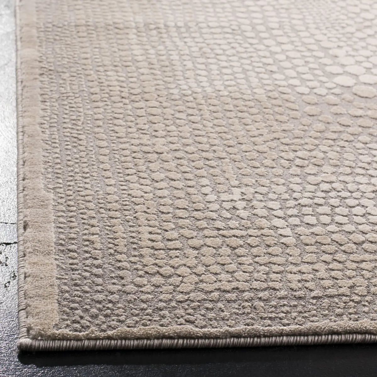 Safavieh Meadow 4'-0" x 6'-0" Rug in Ivory / Grey