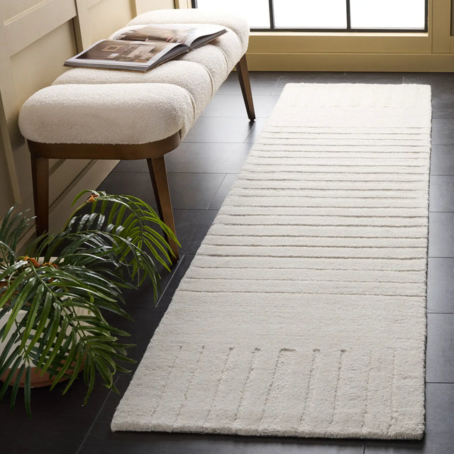 Safavieh Ebony 2'-3" x 8'-0" Rug in Ivory