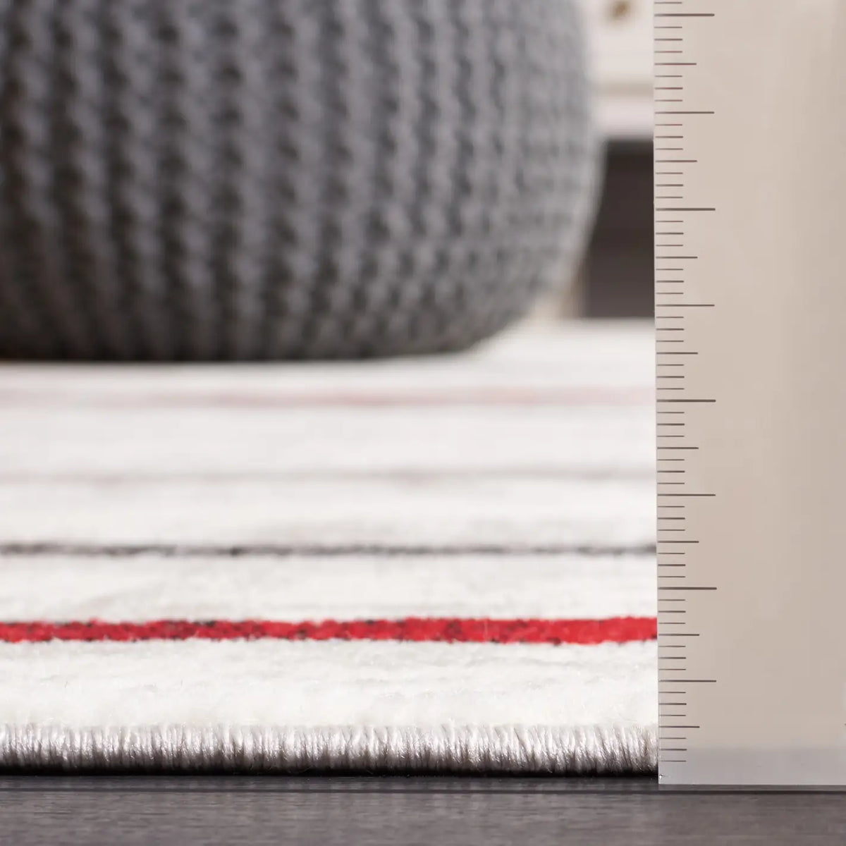 Safavieh Skyler 4'-0" x 6'-0" Rug in Ivory Grey / Red