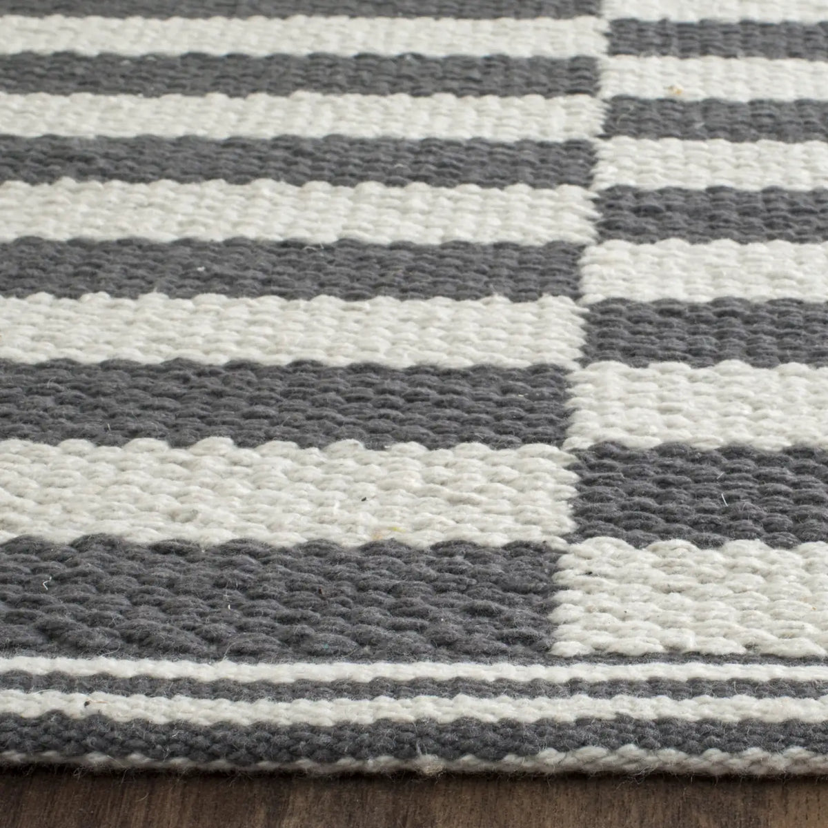 Safavieh Montauk 10'-0" x 14'-0" Rug in Ivory / Grey