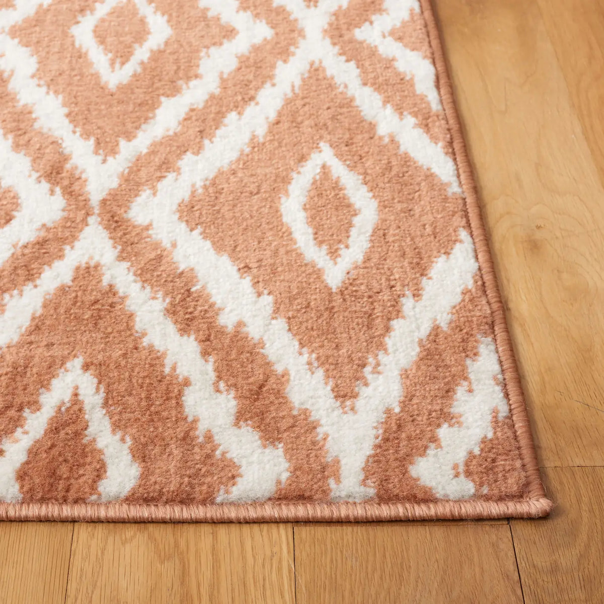 Safavieh Pyramid 4'-5" x 6'-5" Rug in Rust / Ivory