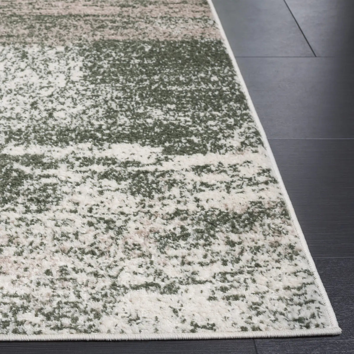 Safavieh Adirondack 4'-0" x 6'-0" Rug in Ivory / Dark Green