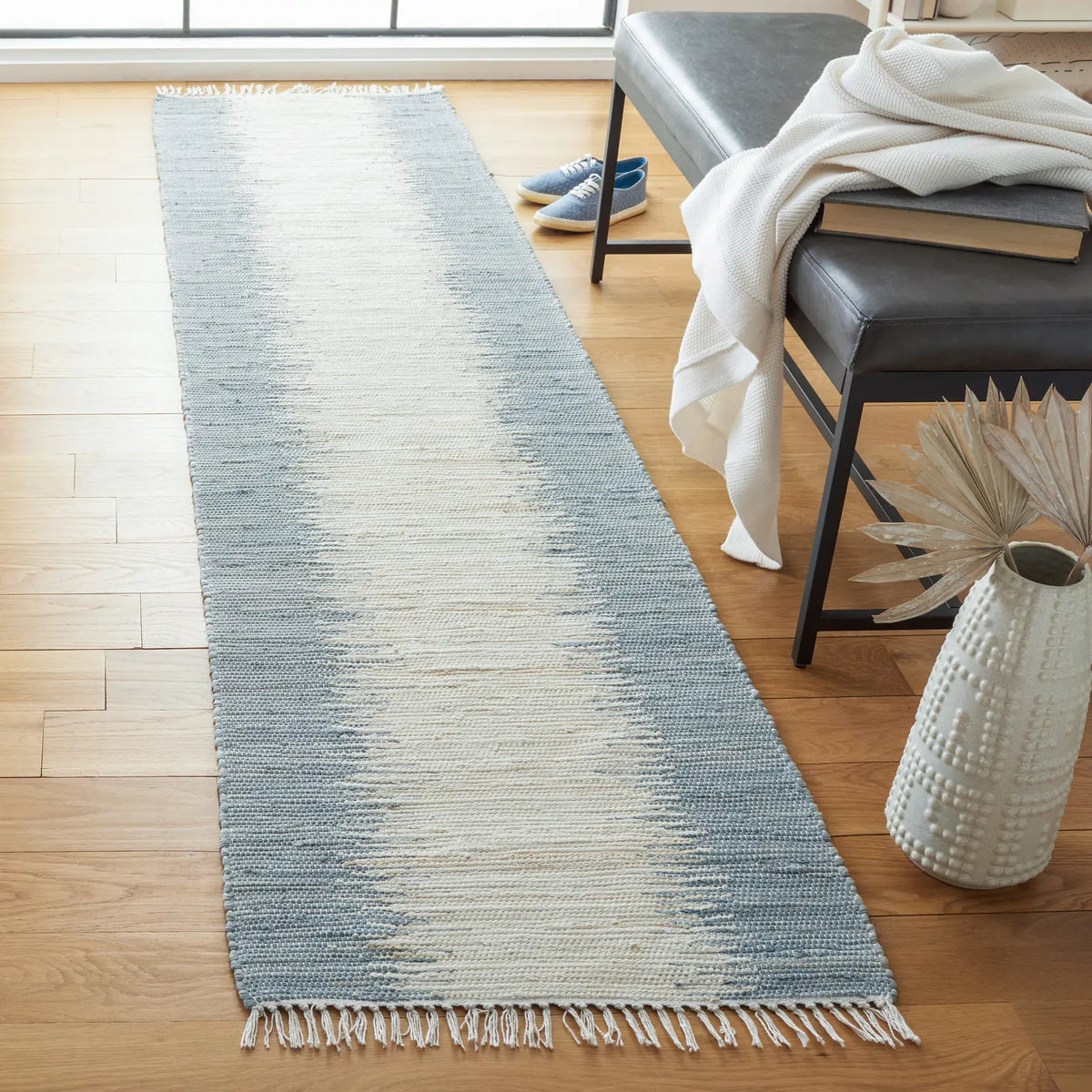 Safavieh Montauk 2'-3" x 9'-0" Rug in Grey