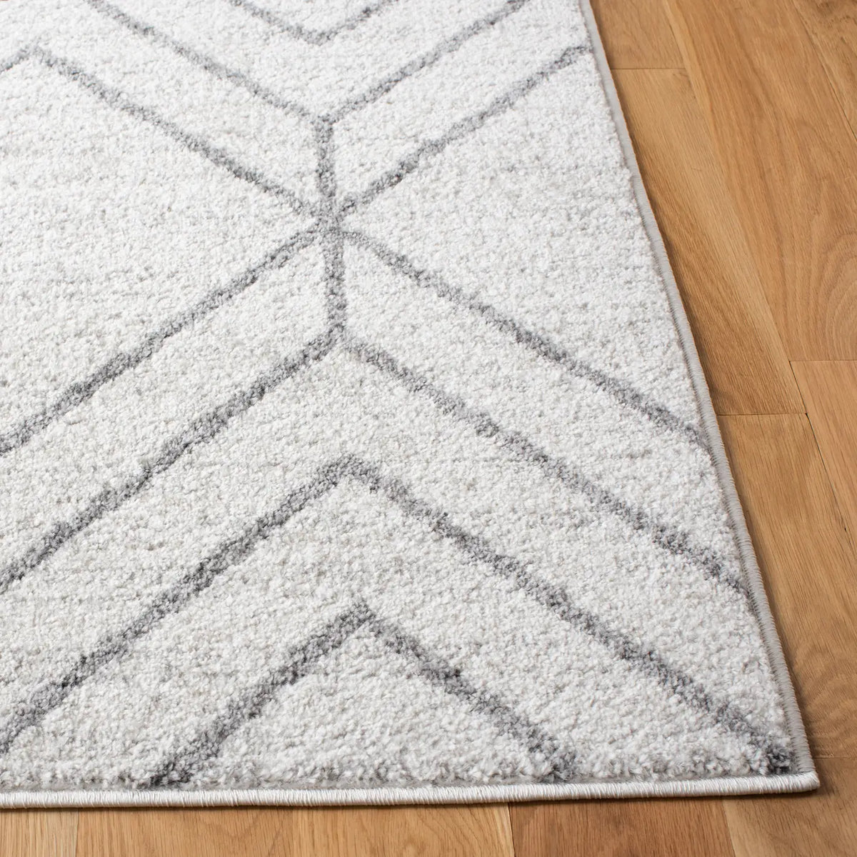 Safavieh Adirondack 4'-0" x 6'-0" Rug in Light Grey / Dark Grey
