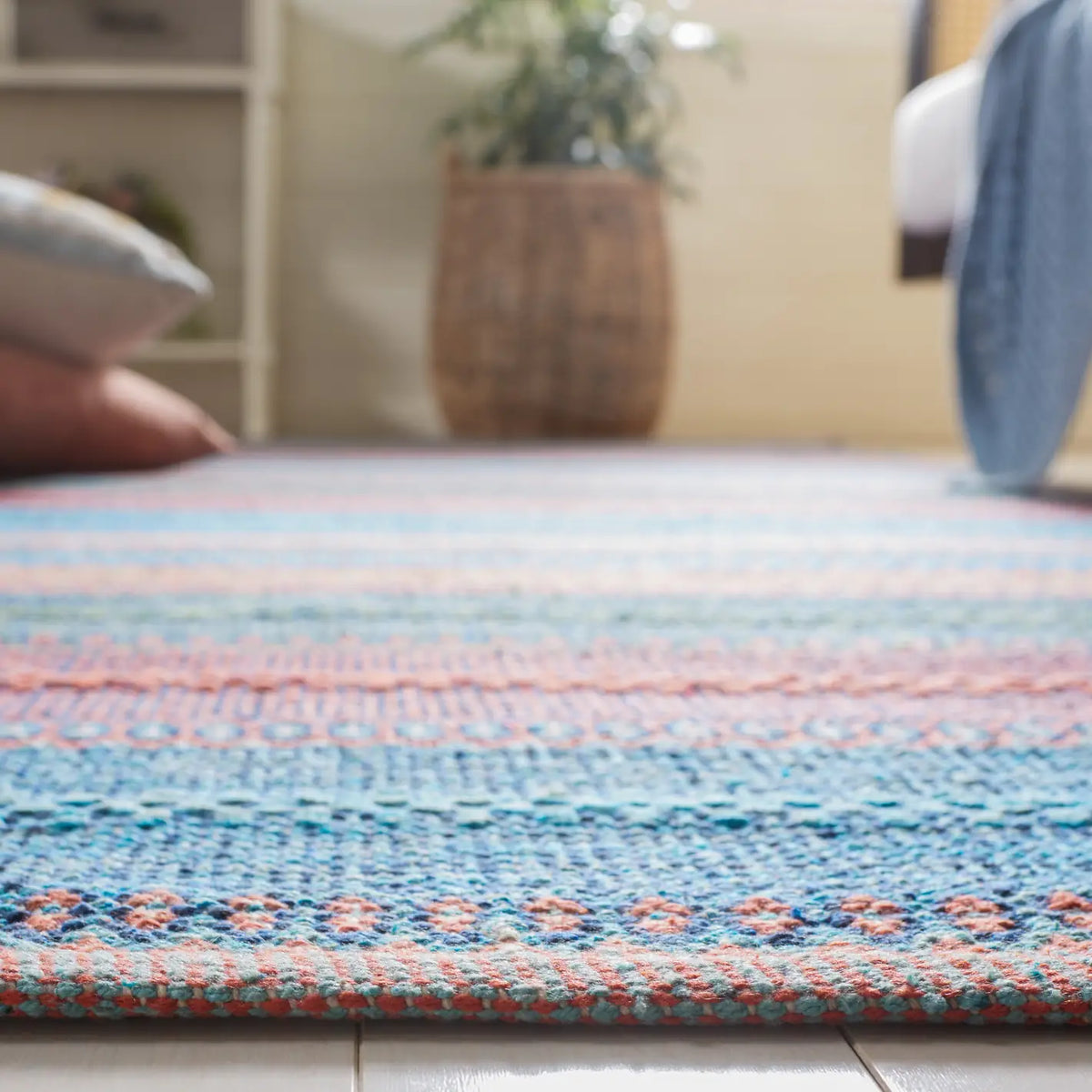 Safavieh Montauk 4'-0" x 6'-0" Rug in Blue / Orange