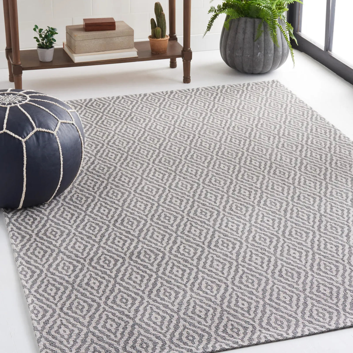 Safavieh Martha Stewart 5'-0" x 7'-0" Rug in Grey / Ivory