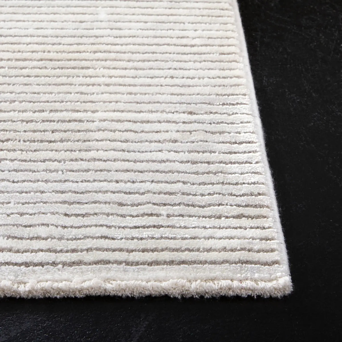 Safavieh Dream 500 4'-0" x 6'-0" Rug in Ivory / Ivory