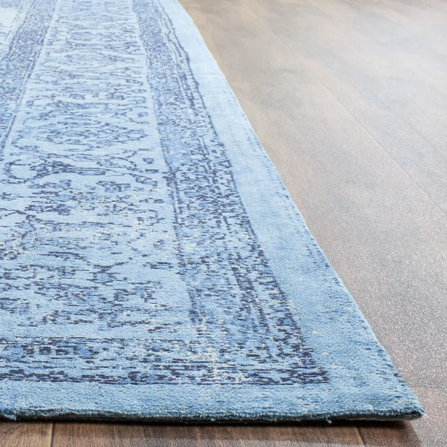 Safavieh Classic Vintage 6'-7" x 9'-2" Rug in Blue