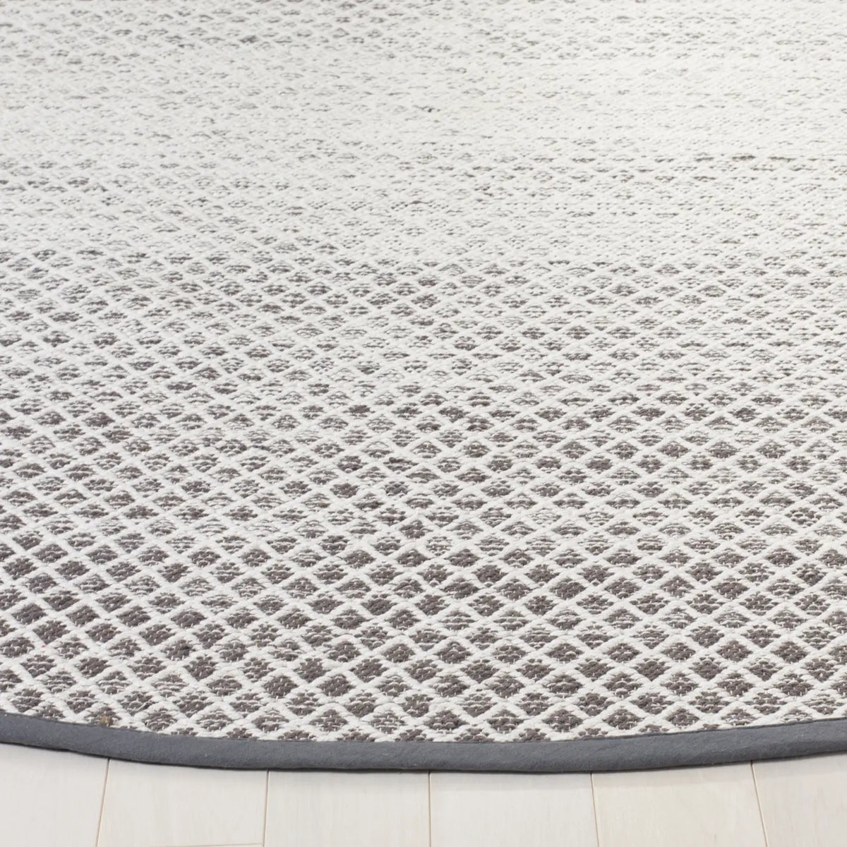 Safavieh Montauk 6'-0" x 6'-0" Rug in Light Grey / Ivory