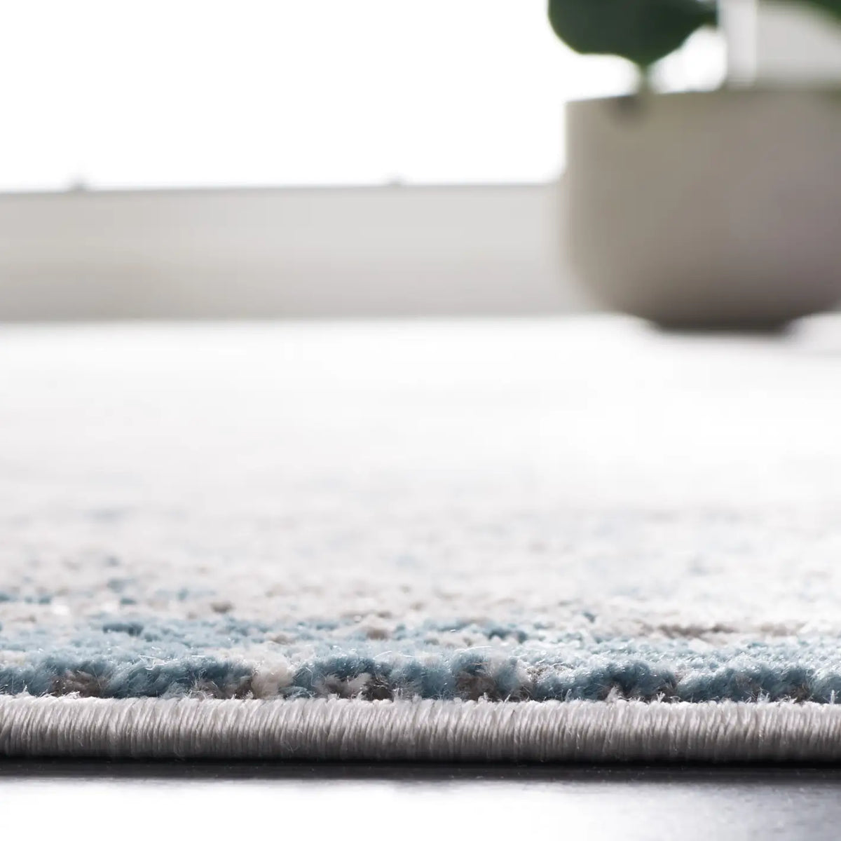 Safavieh Vogue 4'-0" x 6'-0" Rug in Grey / Blue