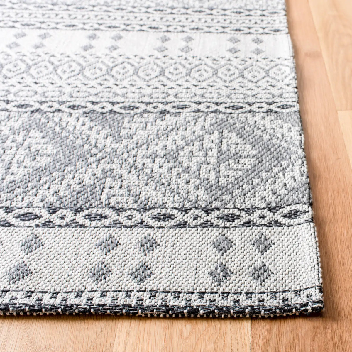 Safavieh Augustine 4'-0" x 6'-0" Rug in Light Grey / Anthracite