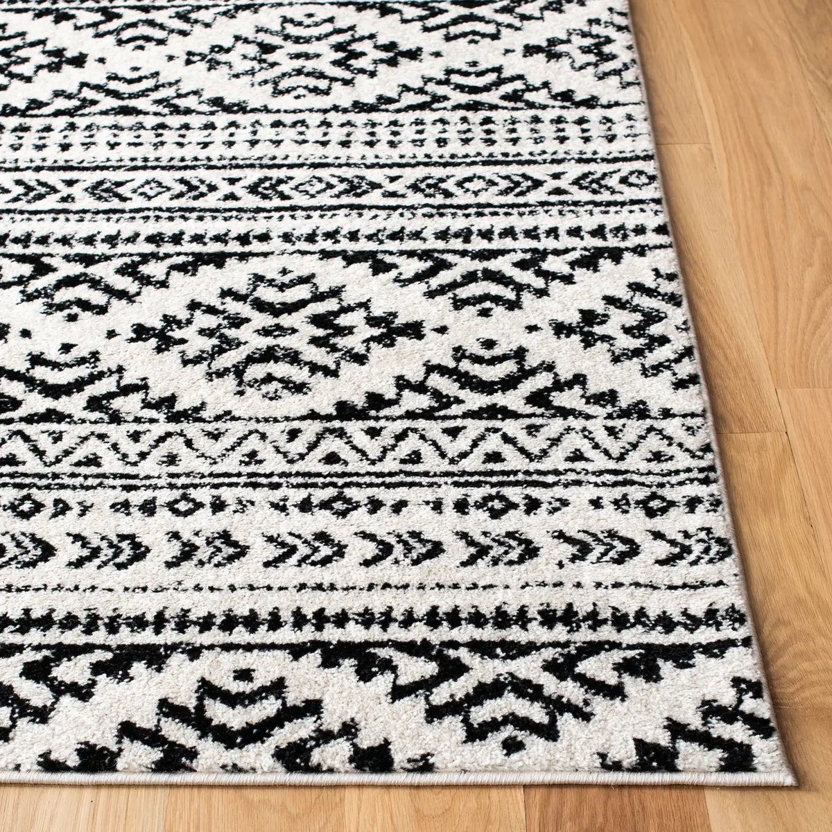 Safavieh Tulum 4'-0" x 6'-0" Rug in Ivory / Black